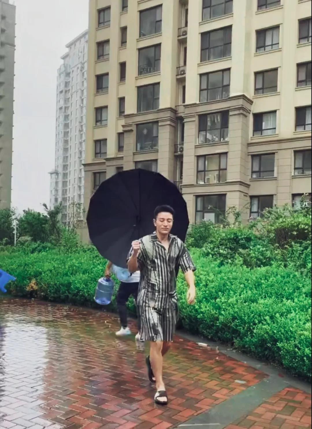 看了半天是贾乃亮，原谅我不厚道的笑出了声，童真无邪的乐趣。哈哈哈！影帝般的演技，
