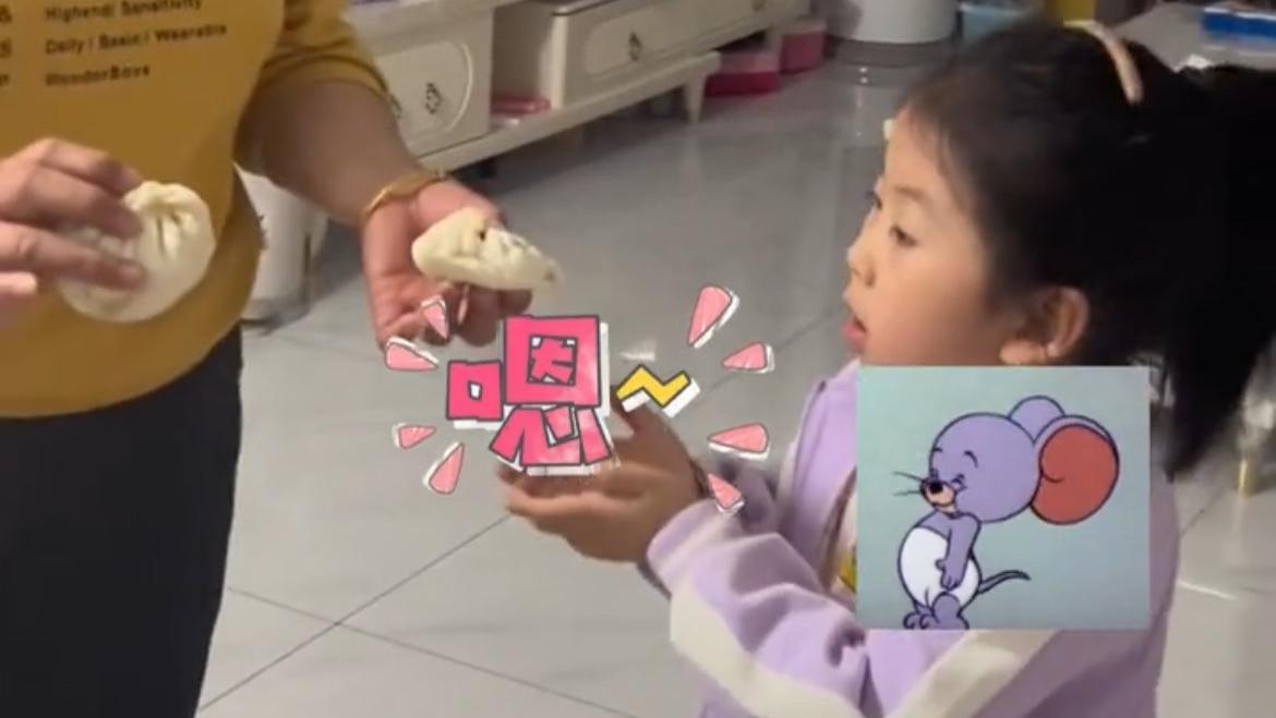 萌娃把幼儿园的肉包子带回家，只因爷爷开玩笑说想吃