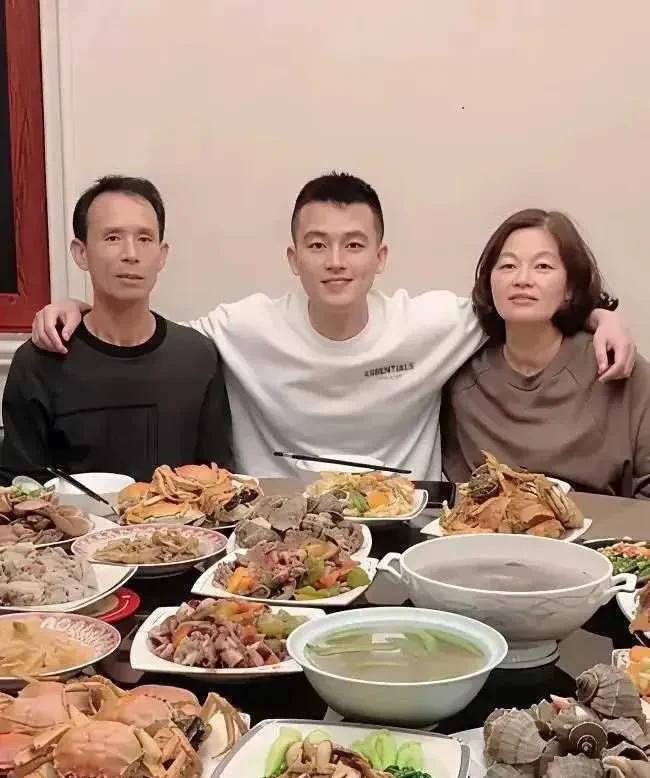 欧豪果真像妈妈，都说男孩子像妈妈有福气。
欧豪的父母看起来就是很低调，但是隐藏不