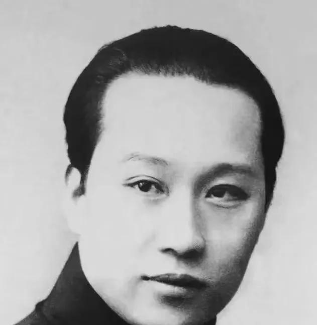 1968 年北京街头上，京剧大师荀慧生痛苦的蜷缩在地上，女孩儿跪在冷风中，磕头如
