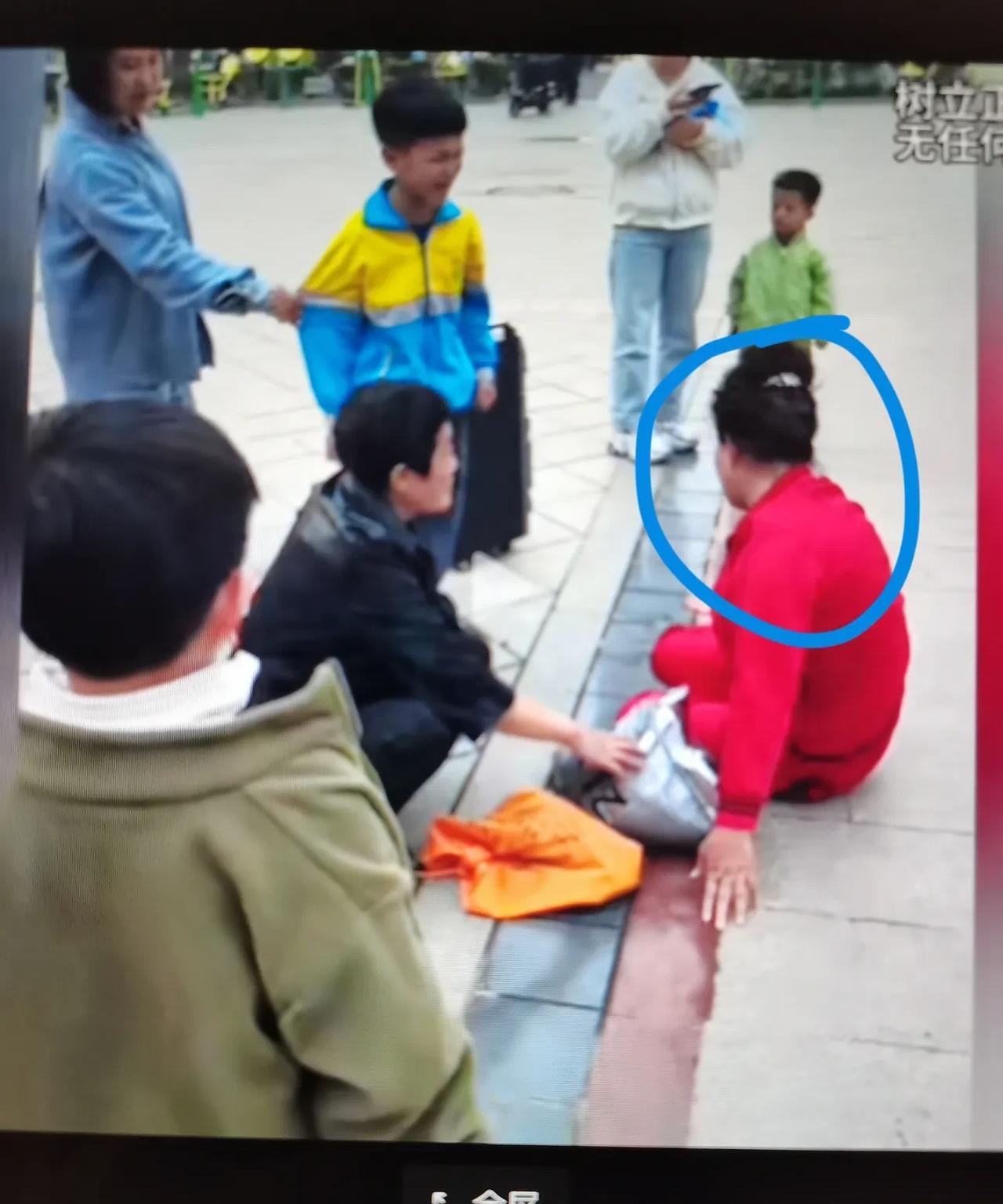 惊爆！一小男孩踢球砸中大妈头，小男孩痛哭：阿姨！你打我吧！大妈躺地上不理会！旁边