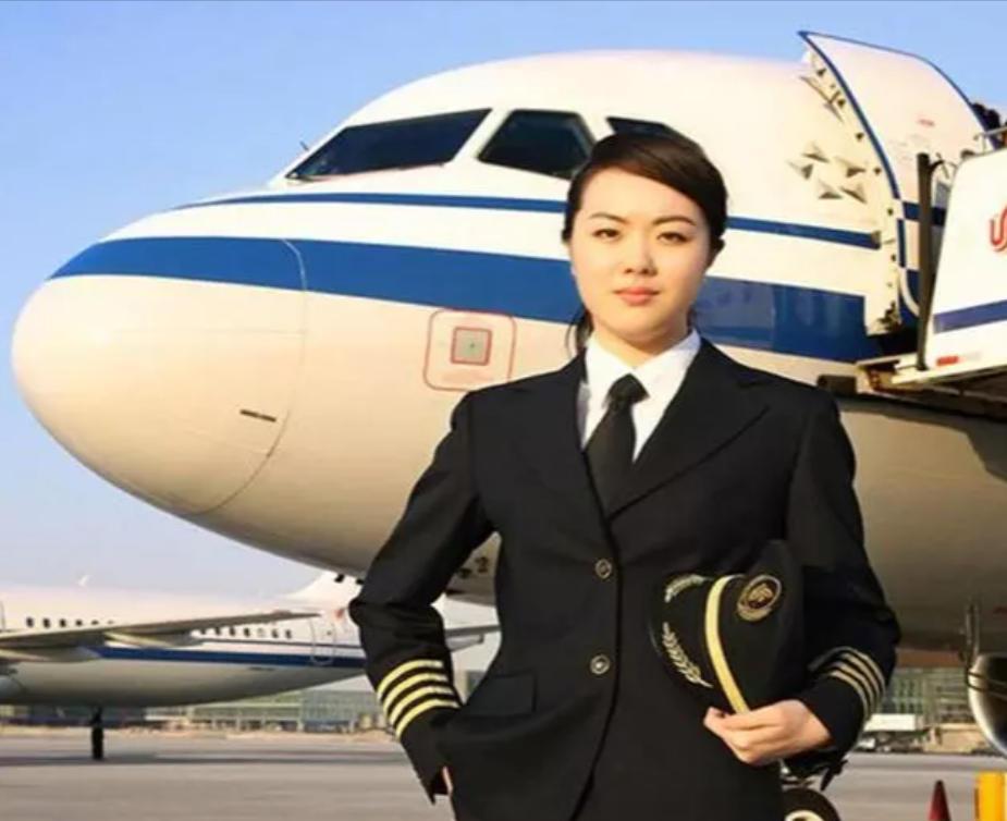 2009年，一架中国飞机刚降落在曼谷机场，女机长准备开舱门时，突然听到一阵轻微的