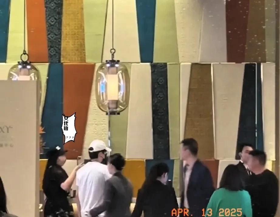 女代拍被王楚钦指脸警告：离我远点！这一次我站运动员这一队！女代拍确实太过分了，从