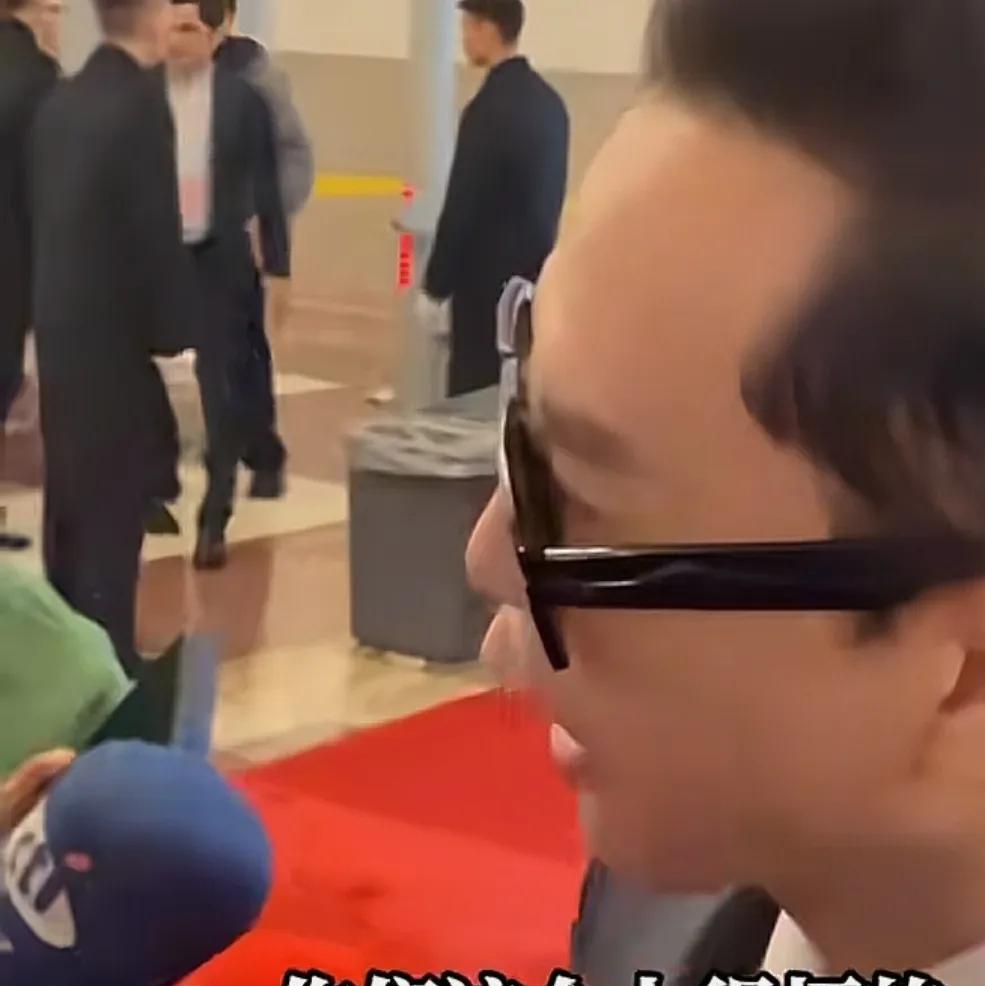 甄子丹太帅了，
台媒故意挖坑，
甄子丹霸气反击：“你们这些人很坏，老挖坑让我们艺