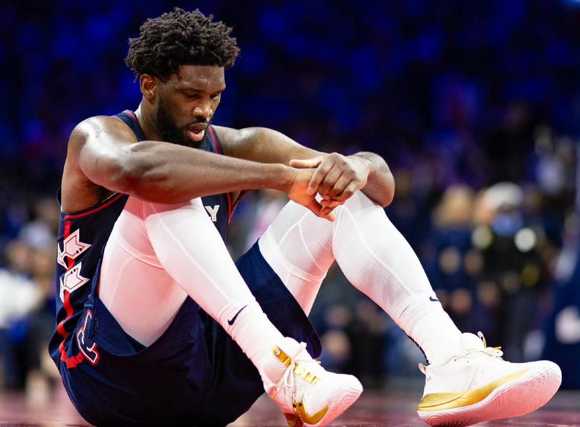 Shams报道，恩比德因右膝酸痛，将接受队医的进一步检查，以确定下一步的治疗方案