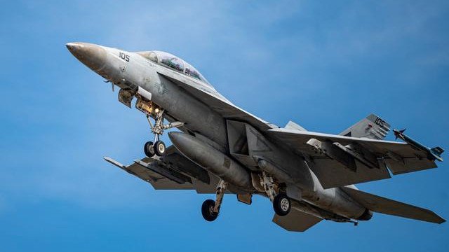 21发21中，中国武器一战成名，胡塞占不到便宜，特朗普削减战机