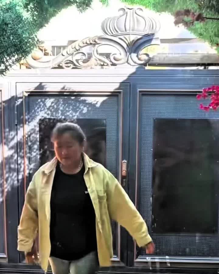 大衣哥家门前传来了“嘭嘭嘭”的敲门声，那敲门声持续不断，仿佛你不开门我就持续的敲
