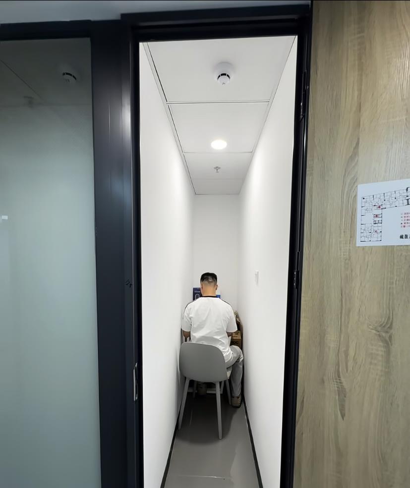 好离谱！！深圳一平米的公司，人胖一点都不配进去上班，好窒息啊