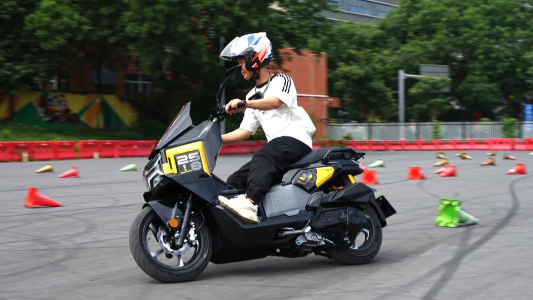 新派150踏板，猎变机甲蜂测评，混动加速性能提升2秒多？