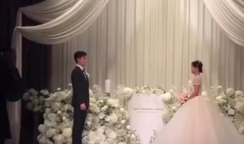 在日本，鞠躬时头越低，表示的敬意越高。
这是日本鞠躬礼仪的核心部分，被称为“o