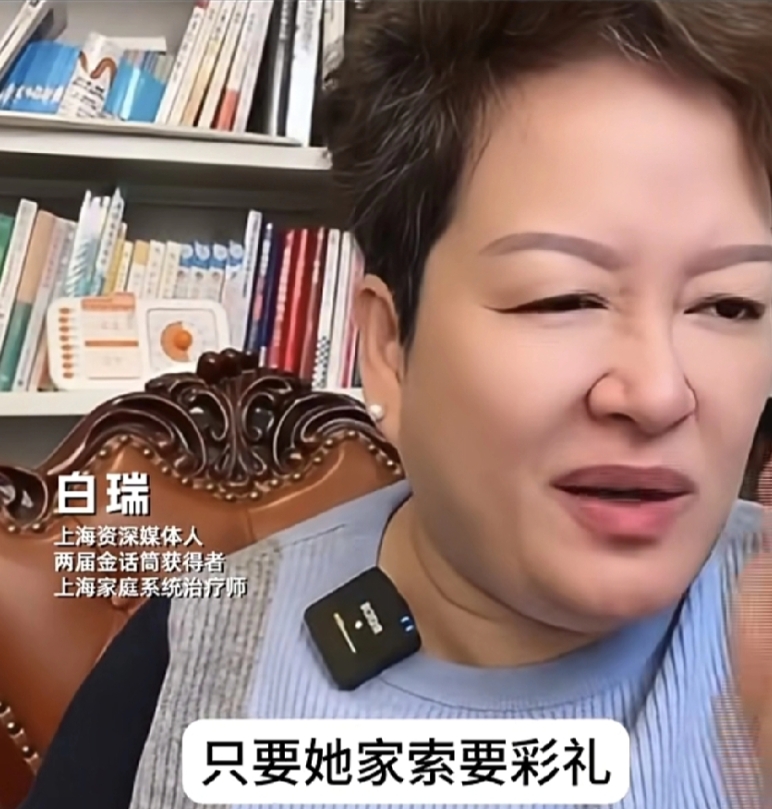 “金话筒”得主被韩磊一句不熟当场冷场

镜头里，她尬笑三秒，全网替她抠出三室一厅