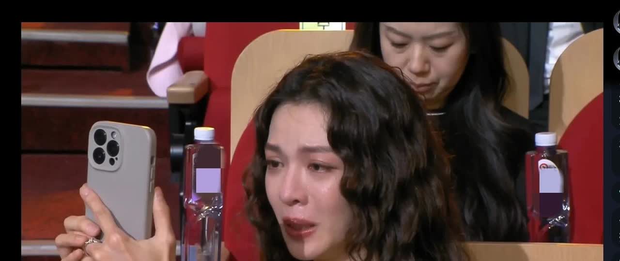 钟楚曦参加了第30届白玉兰奖颁奖典礼，当宋佳获得最佳女主角，发表获奖感言时，可能