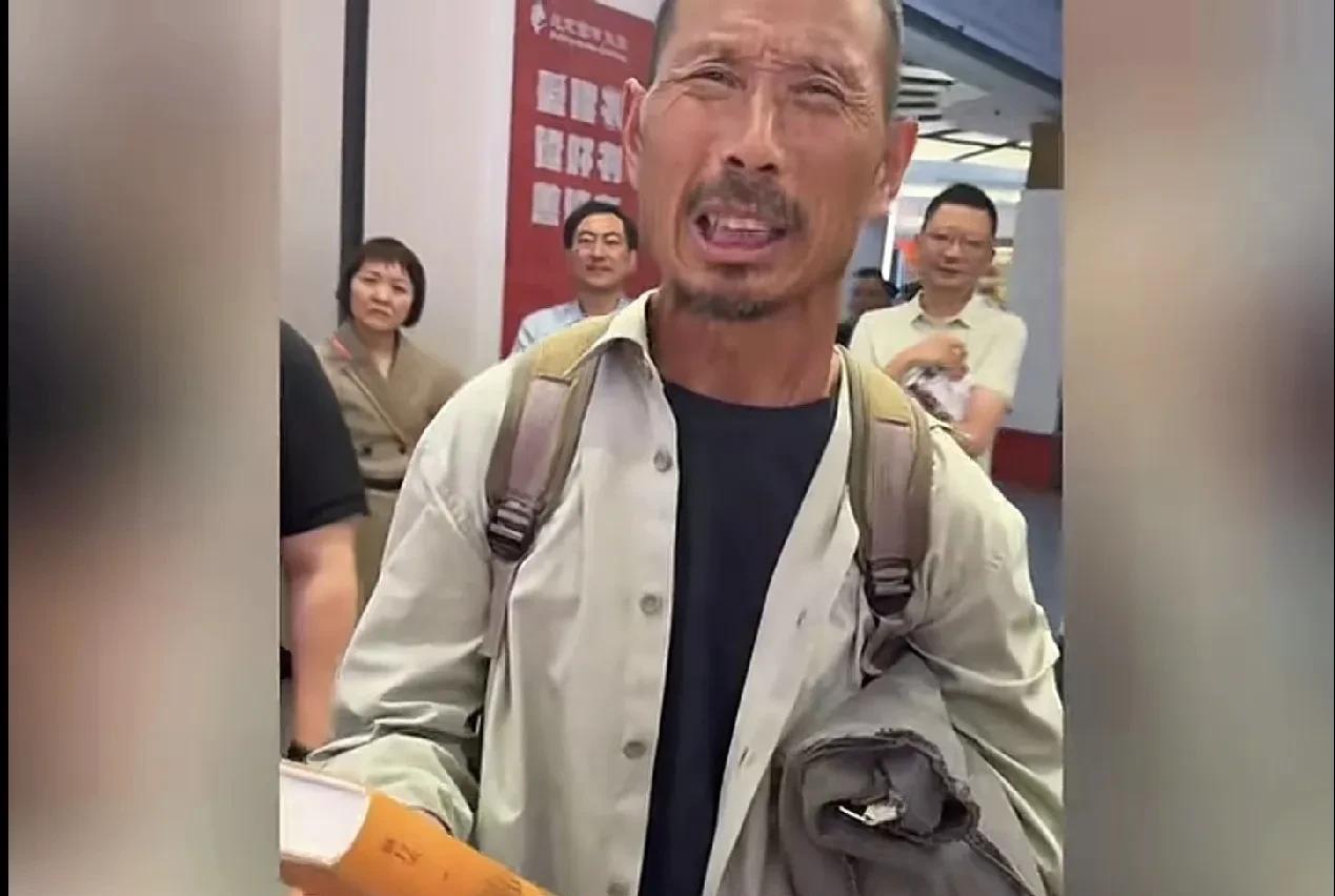 六旬农民工火了
不是因为他可怜，而是因为他可敬
尽管初中毕业，尽管在工地搬钢筋打