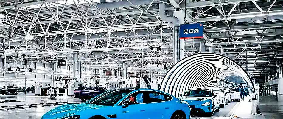 这事会和小米、小鹏汽车有关。
小米汽车专注中、高端方向，20多万的小米SU7上