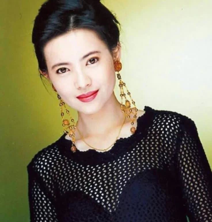 蓝洁瑛这个人，
完全经不起细究，
因为仔细查一查就会发现，她这人实在是被命运