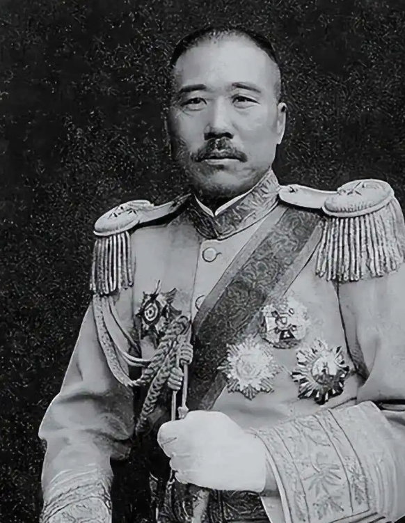 一天，张宗昌设宴招待张作霖。喝了几杯酒之后，张作霖非常兴奋。他目光在张宗昌姨太太