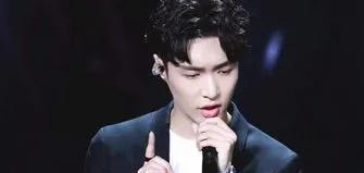张艺兴以手语演绎电影宣传曲，独特方式传递深情。他动作流畅，情感饱满，将歌曲意境完