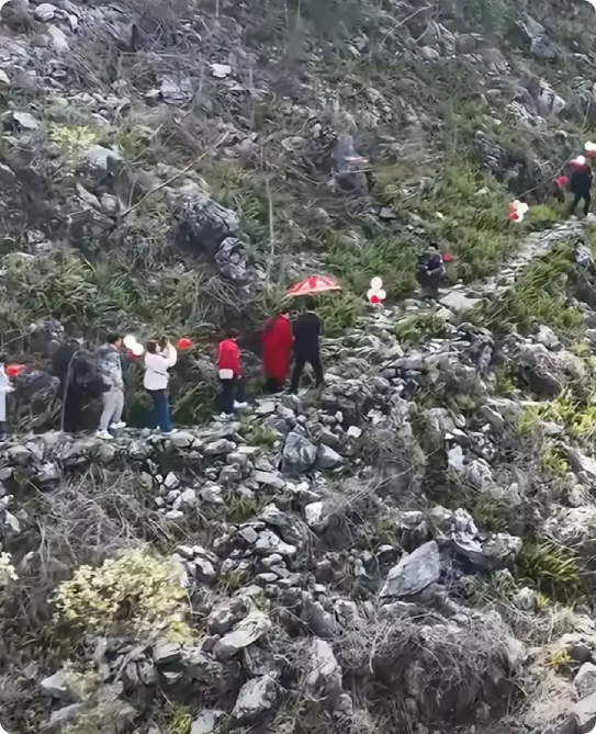 广东茂名，有一名女子结婚，远嫁到广西偏僻的大山中，当女子的父母跟着婚车队陪伴女儿
