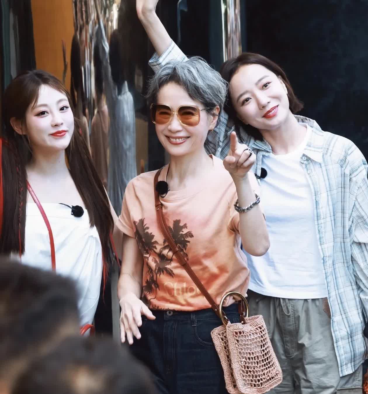 62岁的叶童最近在湖南录综艺节目，她的状态还很在线，虽然她满头的白发气质样貌衣品