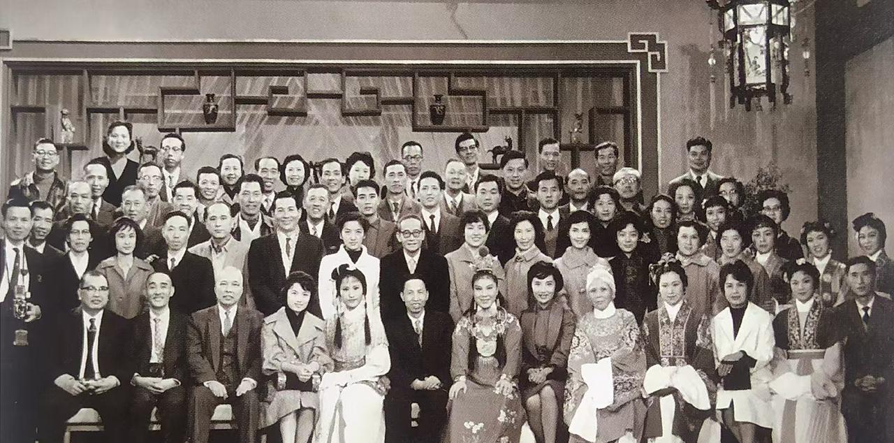上世纪六十年代，越劇《紅樓夢》主要演员和香港电影界人士大合影，可都是当年的大咖啊
