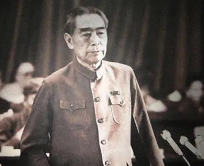1981年邓颖超参加大会，遇到老熟人，她泪目：恩来找你找的好苦啊
“默庵？真是你