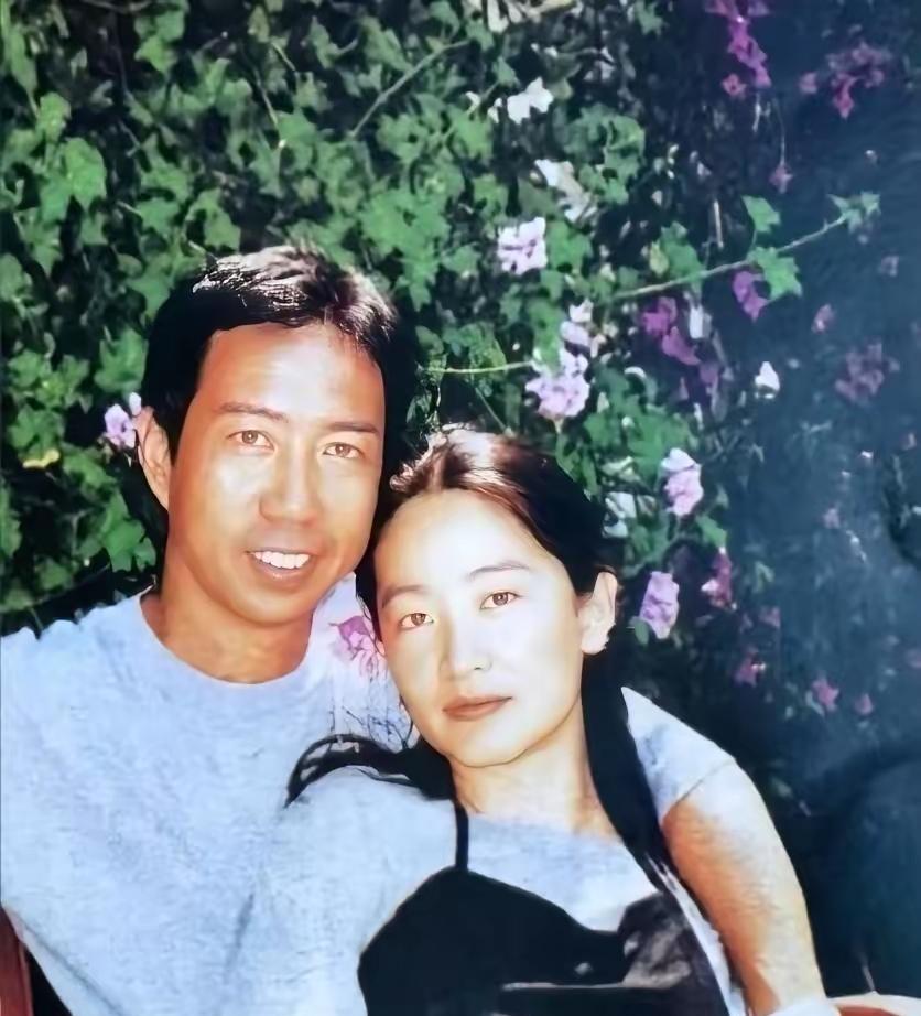 邢李源和林青霞新婚燕尔时，林青霞看上去一点都不快乐，反观和秦汉的合影，快乐和满足