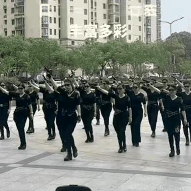 我的天哪！中国大妈又玩出新花样了。
也不知道这是作什么妖？想干嘛？搞得好像参加什