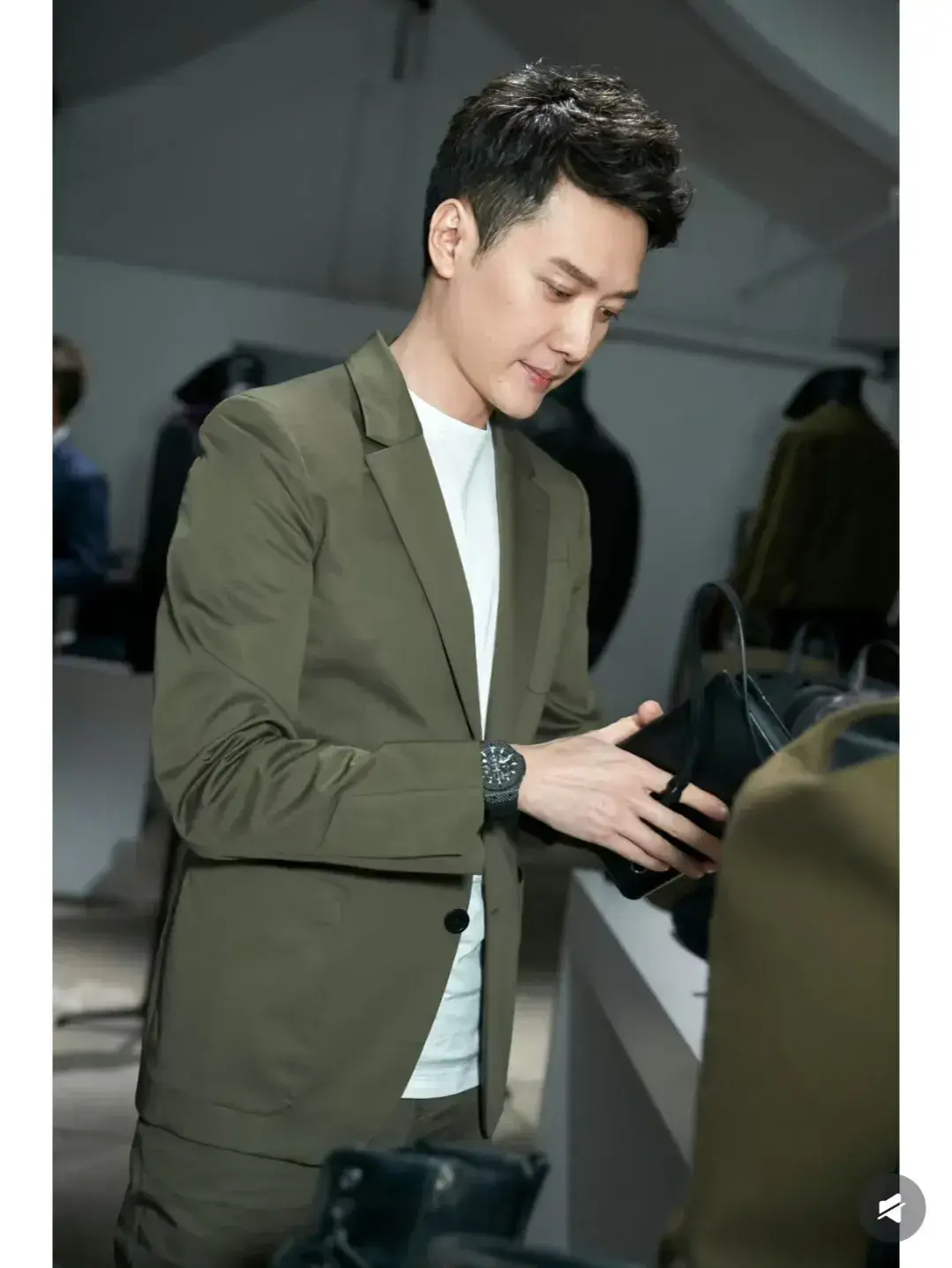 冯绍峰，这手简直和女生的一样，白白嫩嫩。