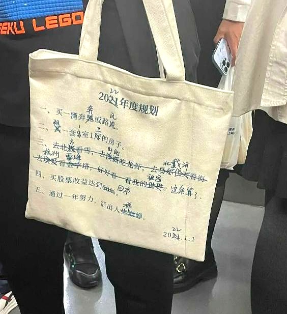 地铁偶遇，偷拍所得。一年前的他，眼神迷茫。现在嘛，似乎有点儿不一样了。

成