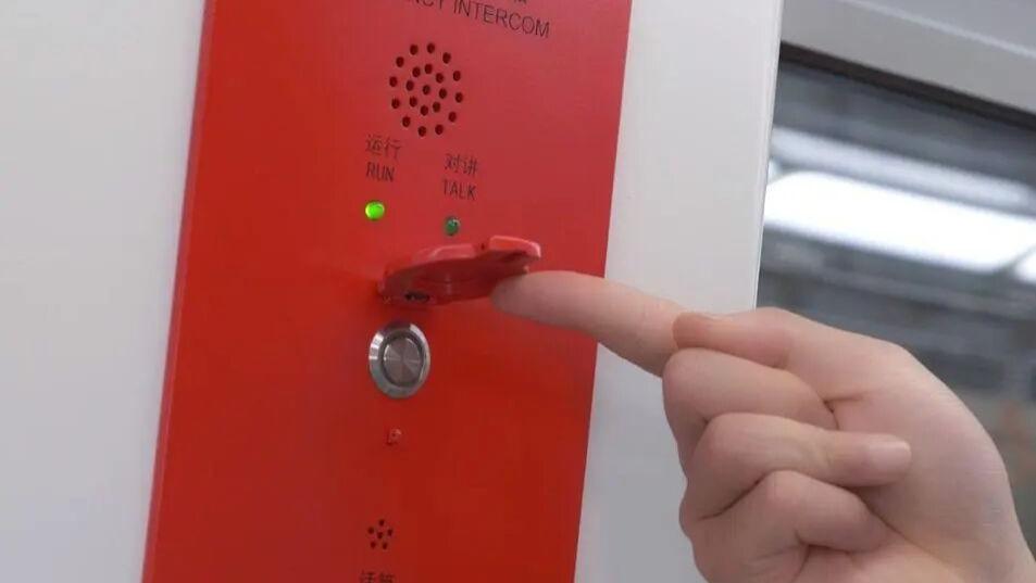 乘客地铁蹲坐被压致骨折案宣判 地铁公司承担七成责任赔15万