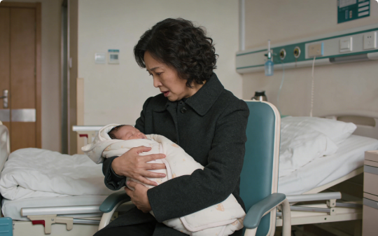 女儿生下外孙，不料月嫂收拾产房时突然拉住我：阿姨，您女儿怀的是龙凤胎，男婴被护士长调包给隔壁产妇