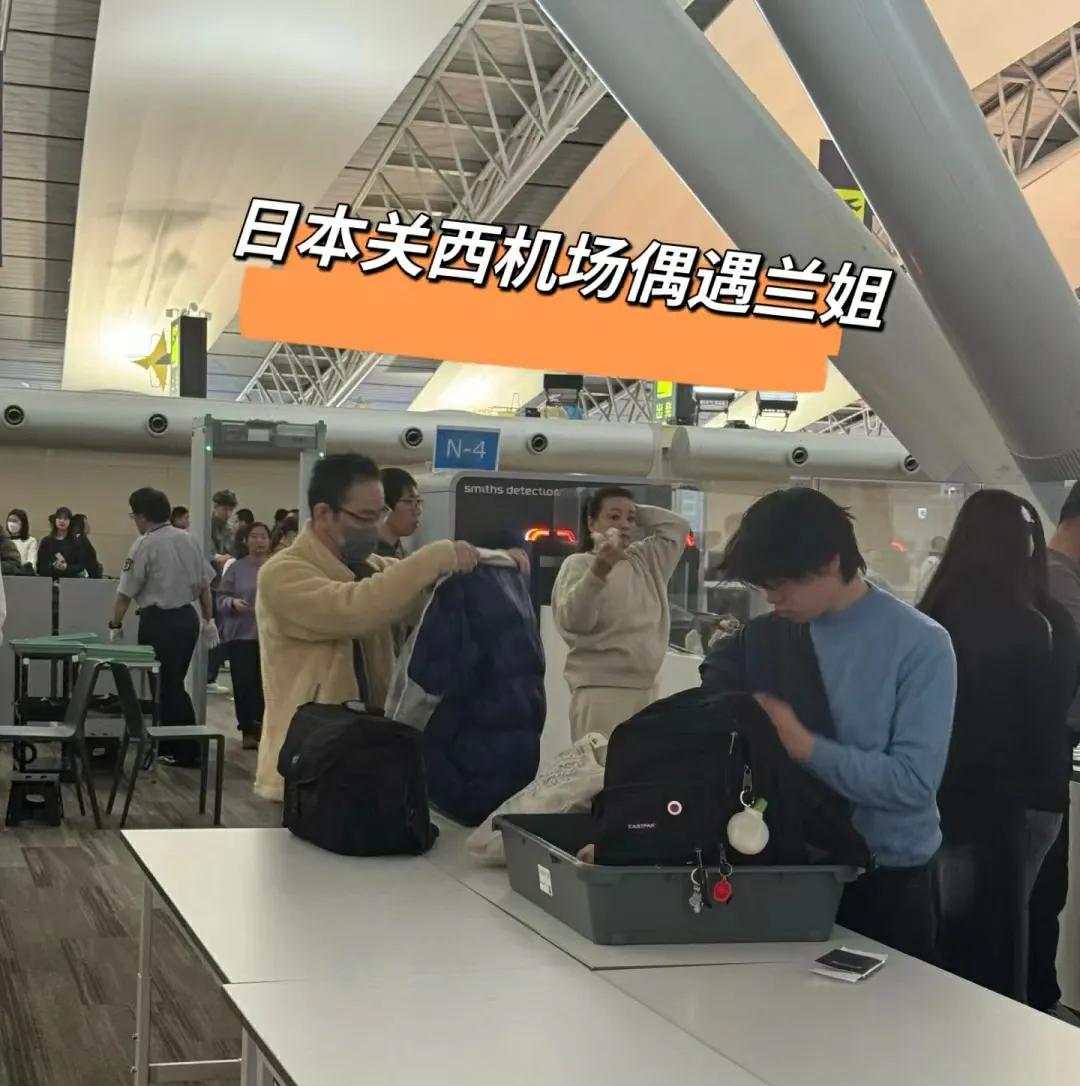 有网友在日本机场偶遇张兰，这是准备回国了吗？兰姐走路的姿势真的是派头很足，有大姐