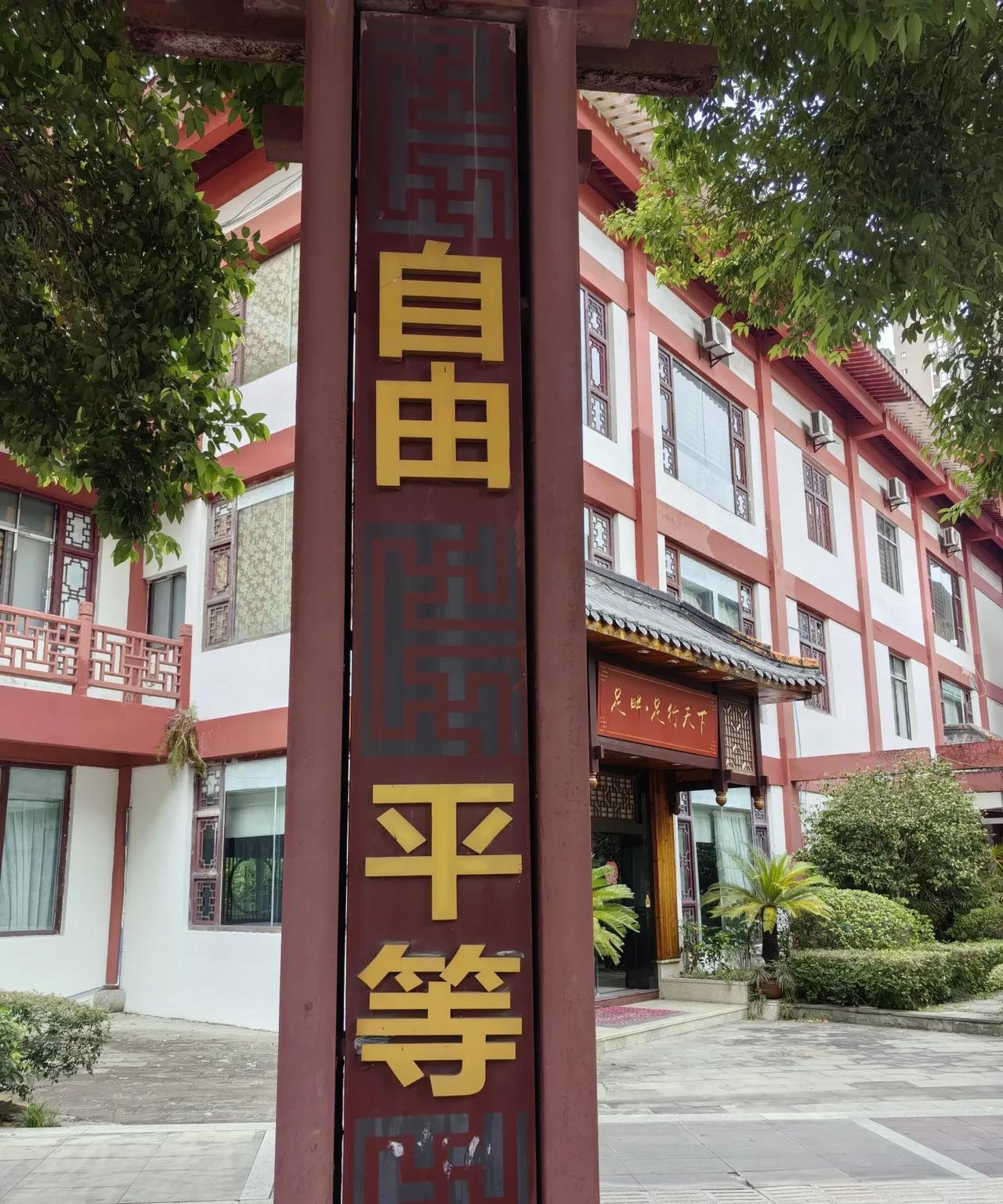 乡镇中心学校的校长能有多大的职权去谋取私利呢？现在各项规定都很规范了，大额采购都