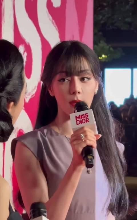 迪丽热巴活动采访高清视频图，顶级骨相美女啊！