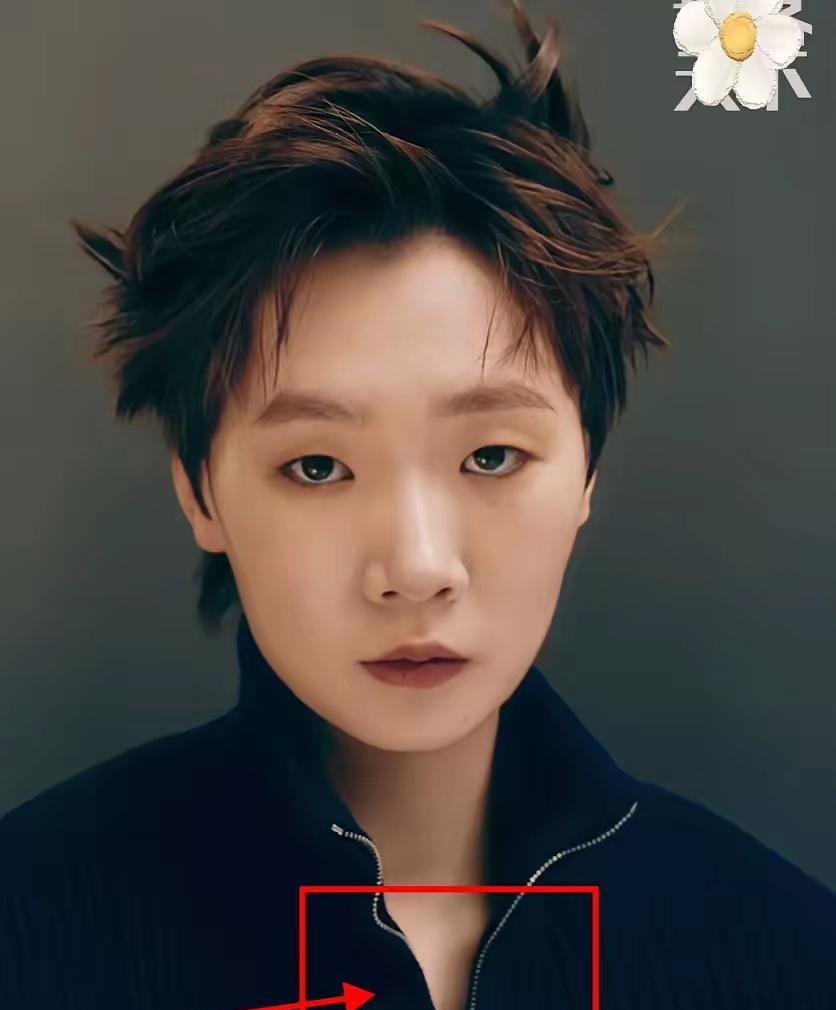 和王曼昱合作的摄影师和化妆师合影留念，并在照片底下写满了对王曼昱的赞美。
王曼昱