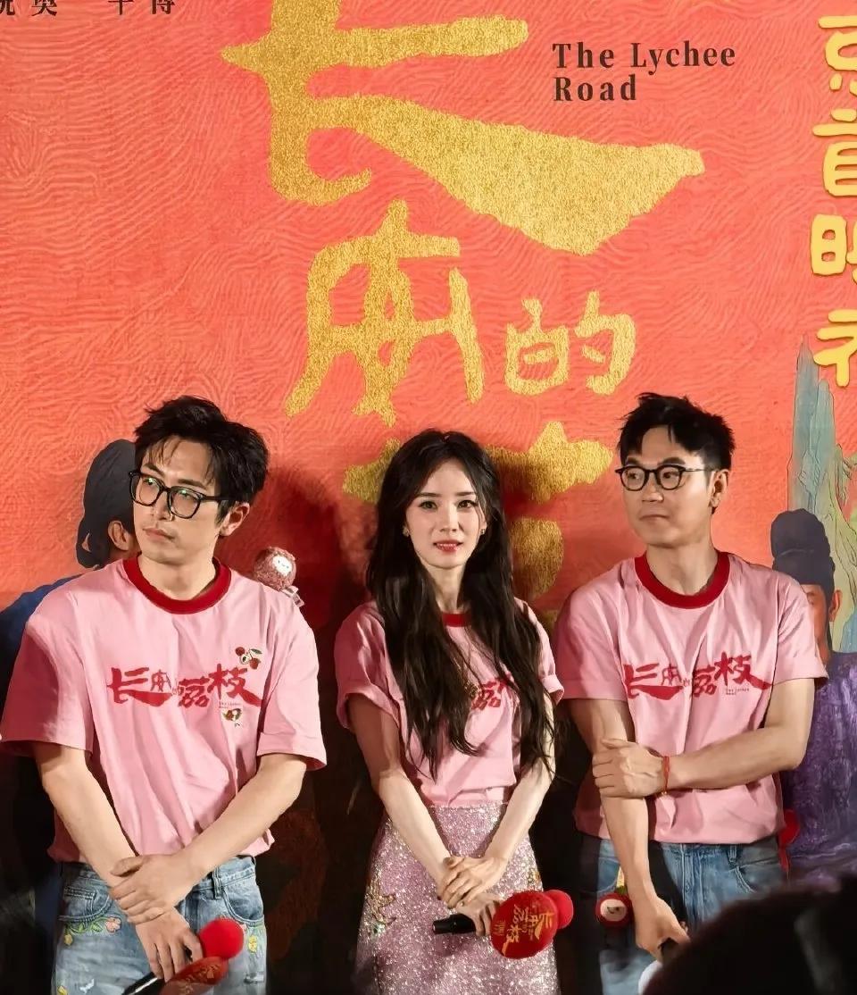 39岁杨幂变身“荔枝仙女”，被拽回C位时害羞如小狐狸  
39岁的女明星？明明是