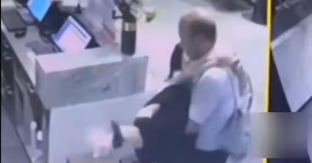 妻子被丑陋的秃头男老板强奸，给她老公出了一道难题。有人说，老婆不再纯真，坚决离婚