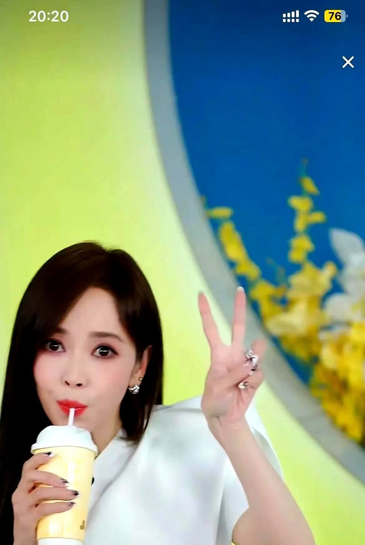 如果问谁参加《浪姐2025》收获最大，莫过于侯佩岑。

她这一搬家可搬对了，