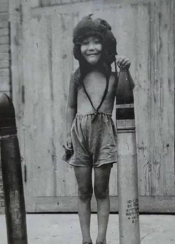 1946年8月2日，“小萝卜头”宋振中，与父亲宋绮云在集中营合影留念，永恒的回忆