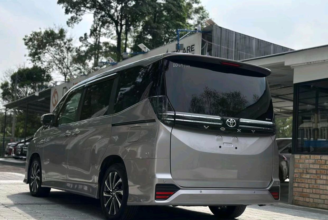 十万级家用MPV或将迎来爆发，丰田VOXY实车曝光
