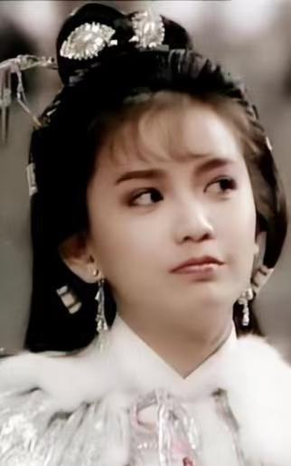 曾华倩1965年生于中国香港，是演员也是主持人。1983年从无线电视艺员训练班毕
