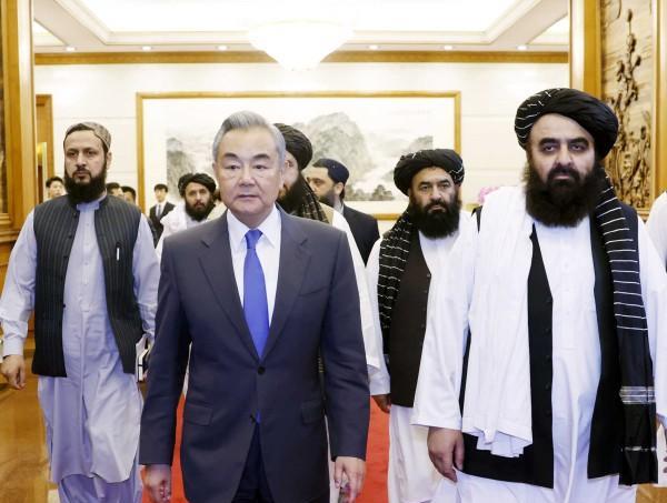 中国和阿富汗谈妥了



外交部长王毅于5月21日与阿富汗代理外长穆塔基举行重要