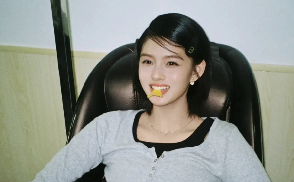 宝子们👀演员艾米短发帅气 办公室托腮照美翻啦