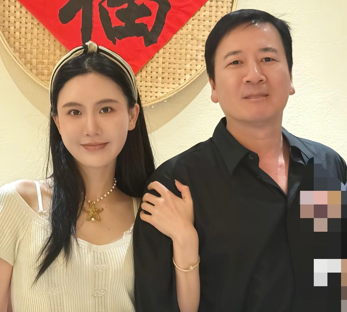 为什么那么多人骂楚玲，唯独我没有骂她，我喜欢她的性格，活泼开朗型的女人。
一个严