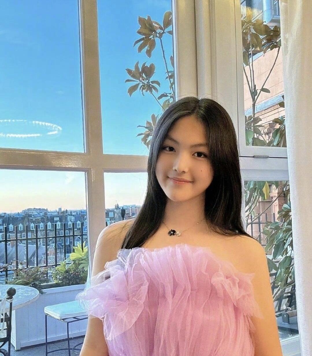 网友说，这是英式教育和美式教育的具象化，实话说，确实如此，很明显！
英式教育更端