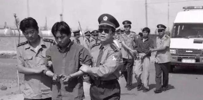 1971年，成都公安局接到举报，说有个叫周春银的搬砖工自称是神枪手，且现场拿出真