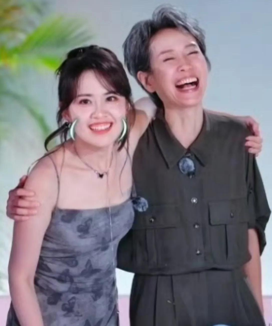 #叶童怼房琪# 浪姐6里，房琪拒绝叶童组队邀请，叶童反手怼房琪：“你怀疑我的的精