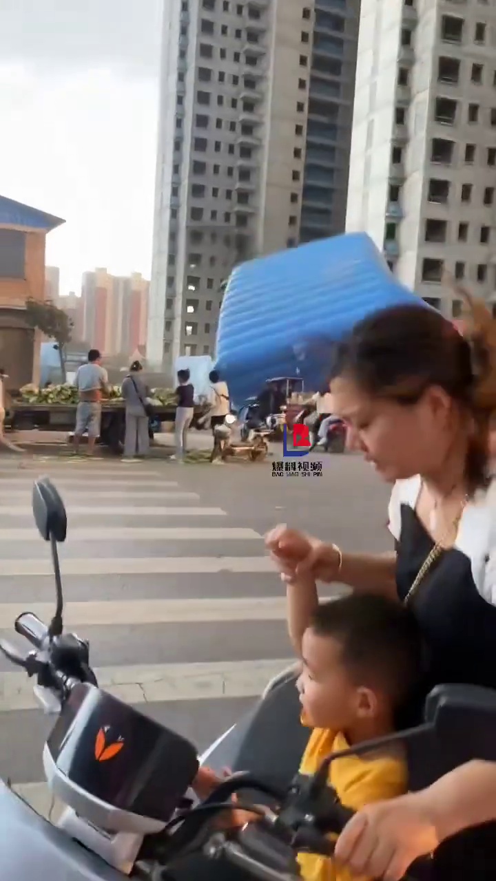 一充气城堡被大风掀翻，多人被压在下边，瞬间被拍下！