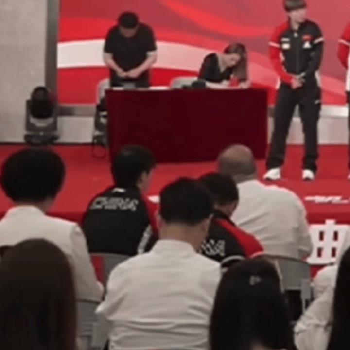 孙颖莎参加邮政活动跟邮政的领导聊的热火朝天，旁边的王励勤发来聊天邀请，并加入群聊