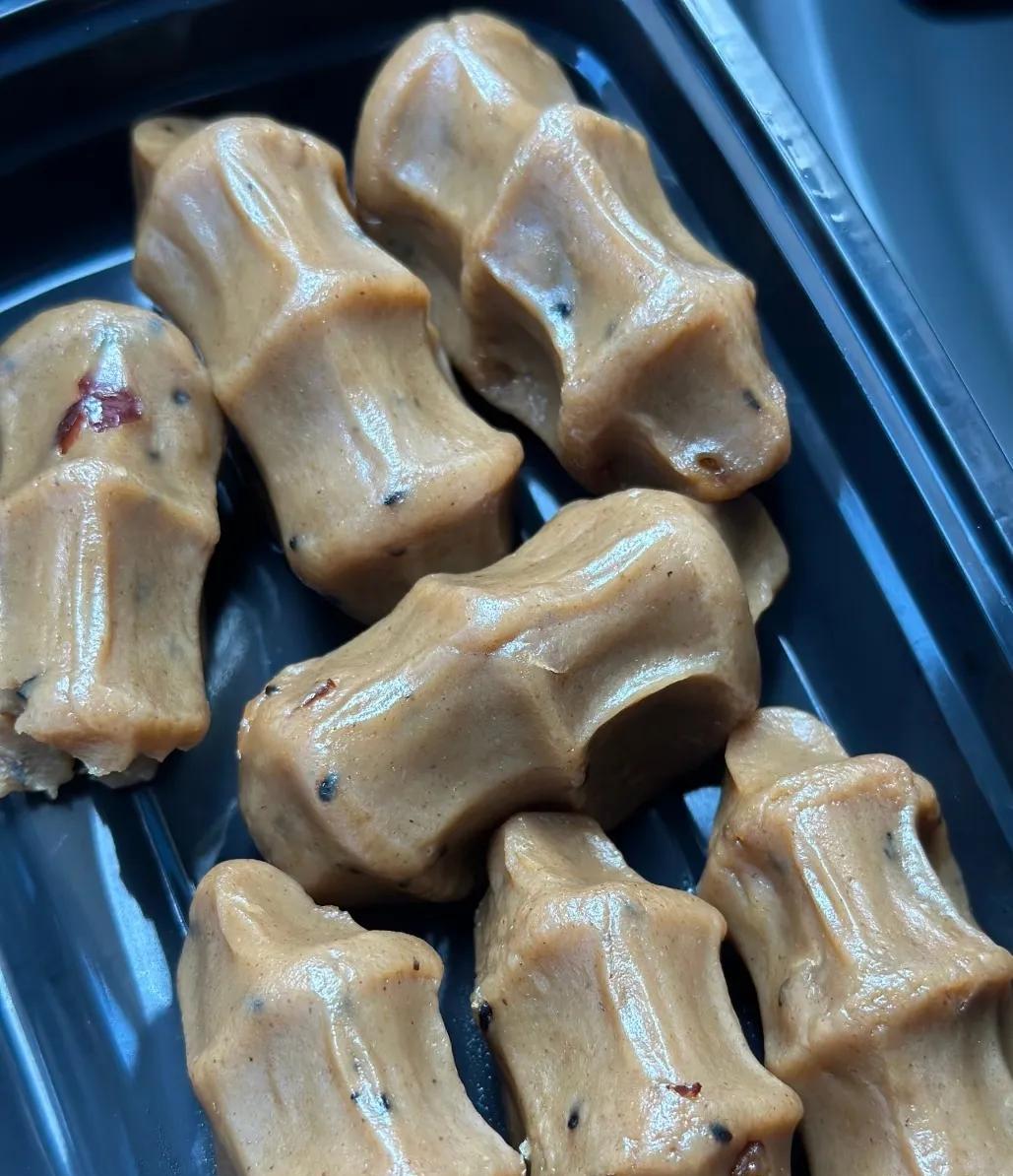 看起来丑丑的，吃起来不错！
好奇特的味道#番薯老鼠糕